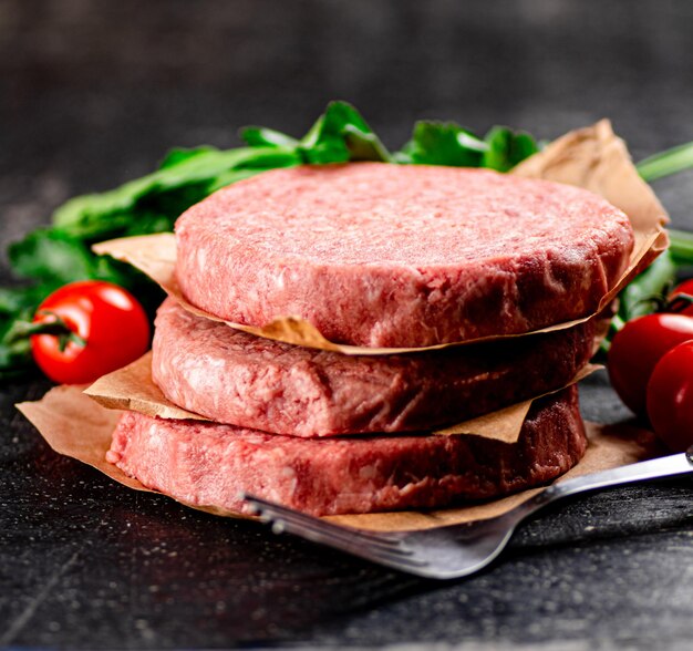 Hamburger crudo con pomodoro e prezzemolo