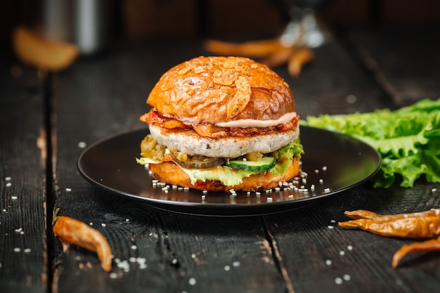 Hamburger delizioso con cotoletta e tanti gustosi strati