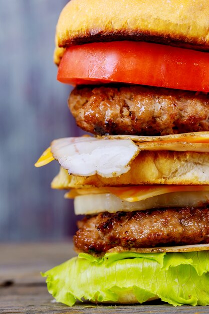 Hamburger delizioso del primo piano sulla tavola di legno