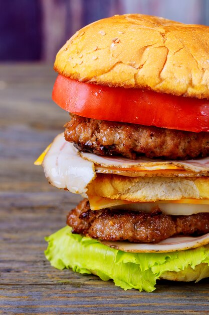 Hamburger delizioso del primo piano sulla tavola di legno