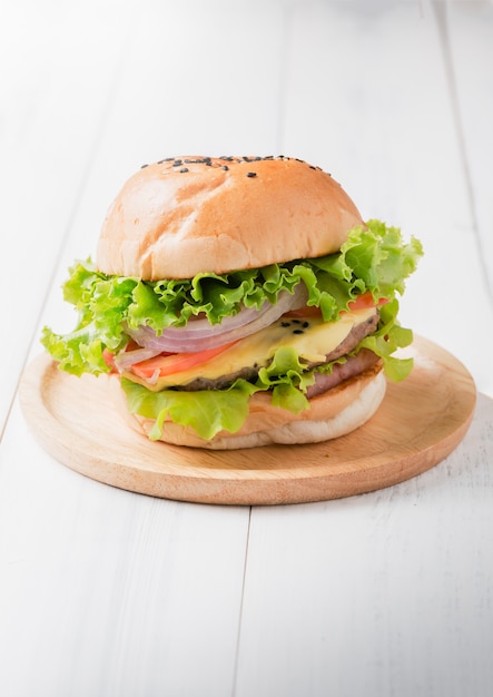 Hamburger delizioso su legno palte e legno sfondo