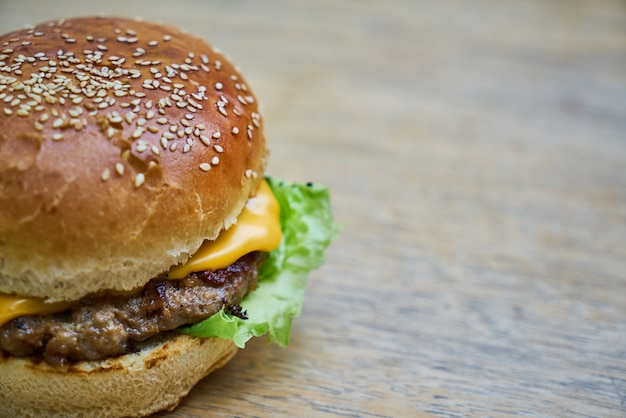 Hamburger delizioso sul tavolo