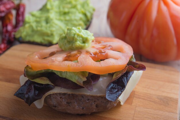 Hamburger di Agus nero con guacamole