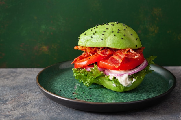 Hamburger di avocado dietetico paleo cheto con pancetta, lattuga, pomodoro