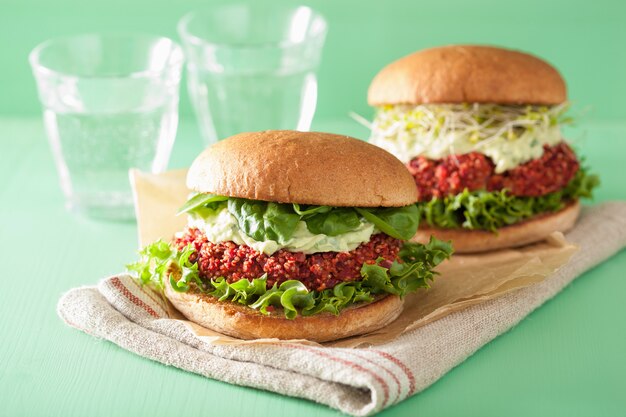 Hamburger di barbabietola e quinoa vegetariano con salsa di avocado