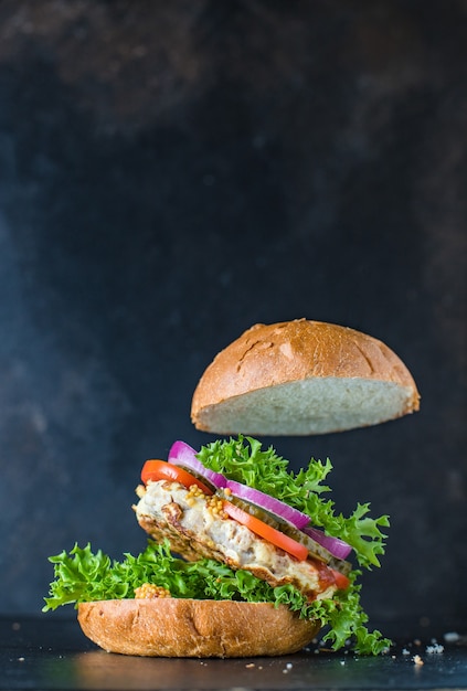 Hamburger di carne deliziosa cotoletta alla griglia e porzioni di verdure