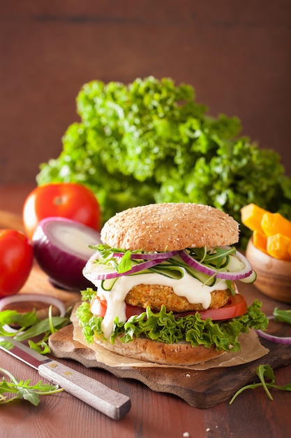 Hamburger di carote e avena con cetrioli, cipolla e pomodoro