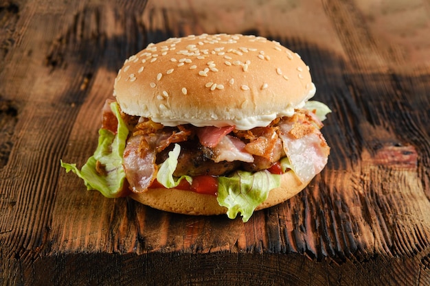 Hamburger di chef di manzo con pancetta su fondo di legno