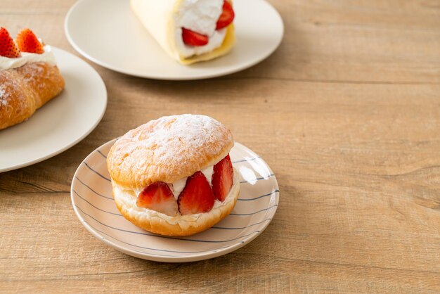 Hamburger di ciambella alla fragola con crema di formaggio fresco