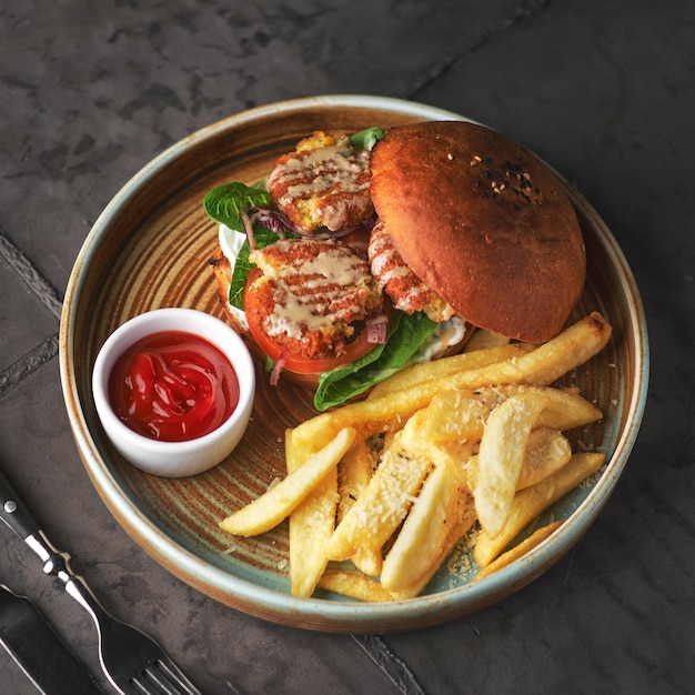 Hamburger di falafel con lattuga pomodoro cipolla patatine fritte salsa piccante profumata sul tavolo Cibo vegetariano gustoso e nutriente