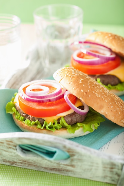 Hamburger di formaggio con pomodoro cipolla cipolla lattuga tortino di manzo