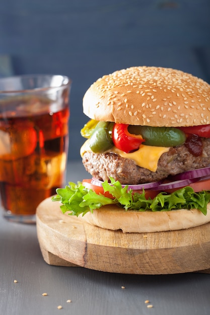 Hamburger di formaggio fatto in casa con peperoni, pomodoro e cipolla