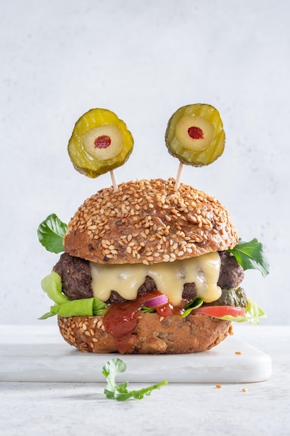 Hamburger di Halloween a forma di mostro spaventoso