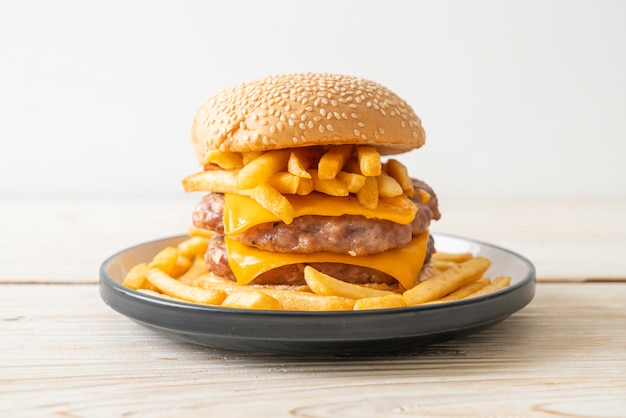 hamburger di maiale o hamburger di maiale con formaggio e patatine fritte