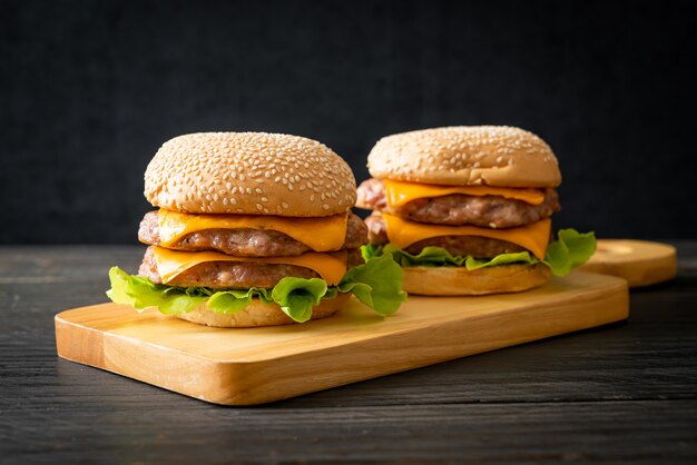 hamburger di maiale o hamburger di maiale con formaggio su tavola di legno