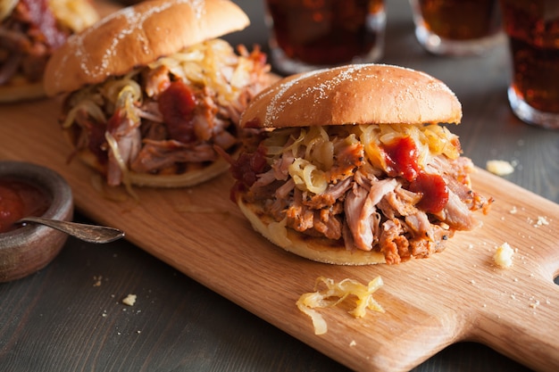 Hamburger di maiale tirato fatto in casa con cipolla caramellata e salsa barbecue