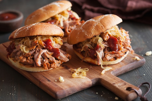 Hamburger di maiale tirato fatto in casa con cipolla caramellata e salsa barbecue