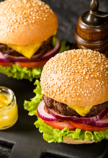 Hamburger di manzo ad alto angolo con salsa