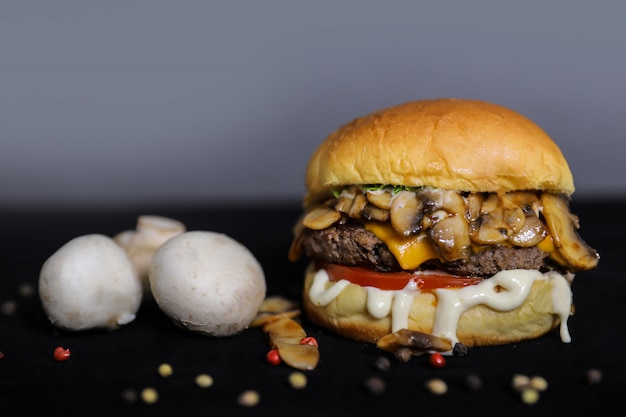 Hamburger di manzo ai funghi sul primo piano della tavola