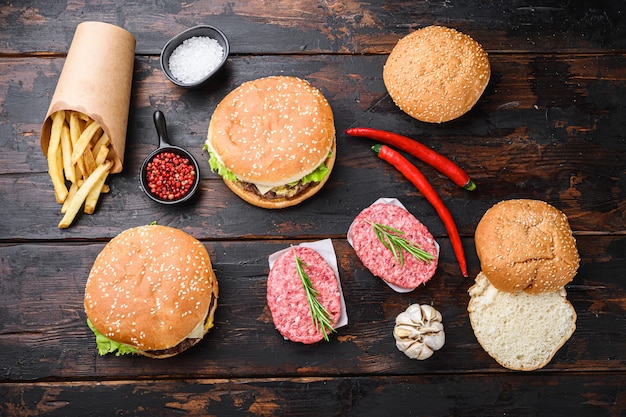 Hamburger di manzo alla griglia con formaggio sulla tavola di legno