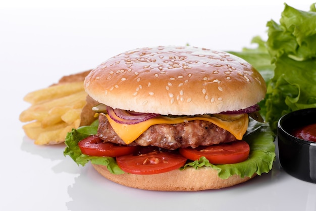 Hamburger di manzo artigianale e patatine fritte su sfondo bianco