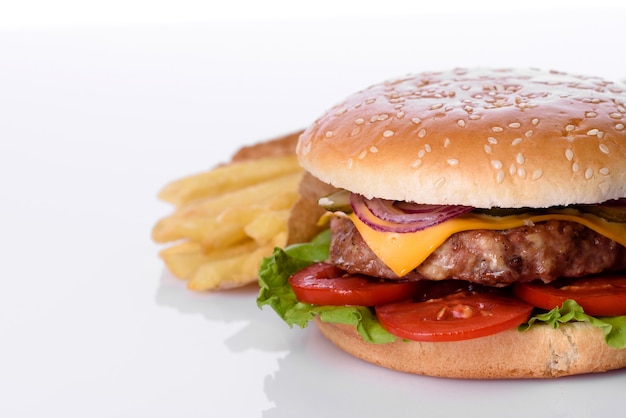 Hamburger di manzo artigianale e patatine fritte su sfondo bianco