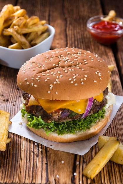 Hamburger di manzo con formaggio e patatine