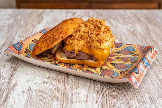 Hamburger di manzo con pane quadrato, salsa di senape al formaggio cheddar fuso e brooklyn con cipolla croccante