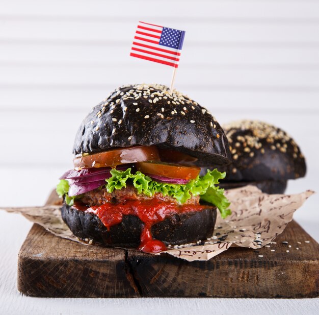 Hamburger di manzo con panino nero