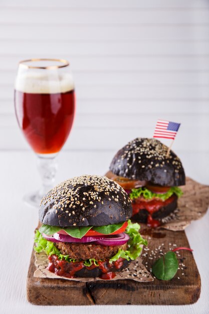 Hamburger di manzo con panino nero