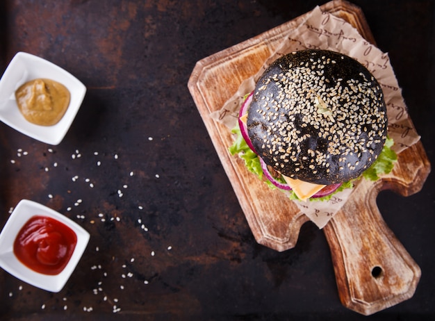 Hamburger di manzo con panino nero