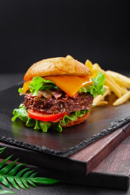 Hamburger di manzo con patatine fritte, cotoletta di manzo, formaggio e verdure