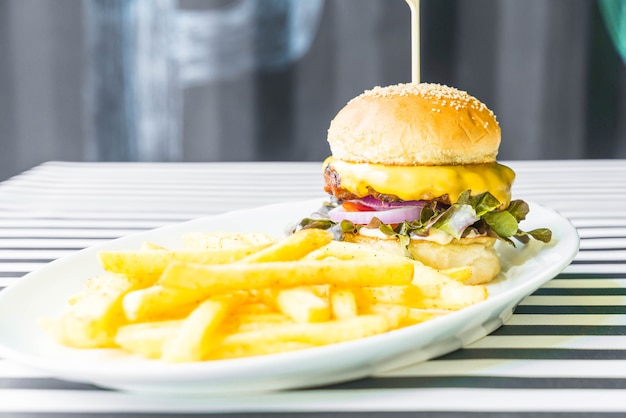 hamburger di manzo con patatine fritte