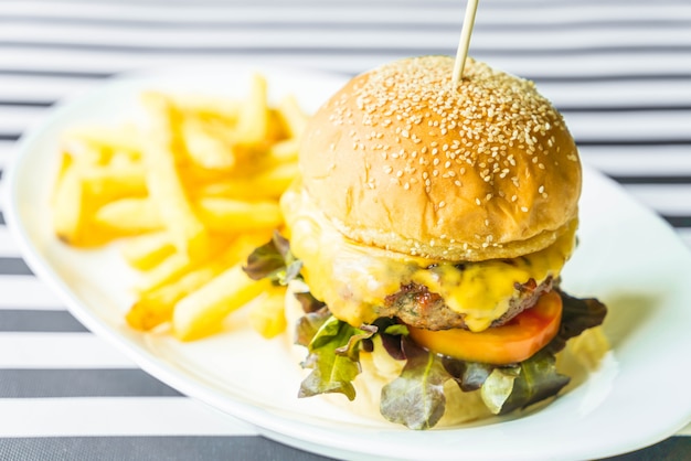 hamburger di manzo con patatine fritte