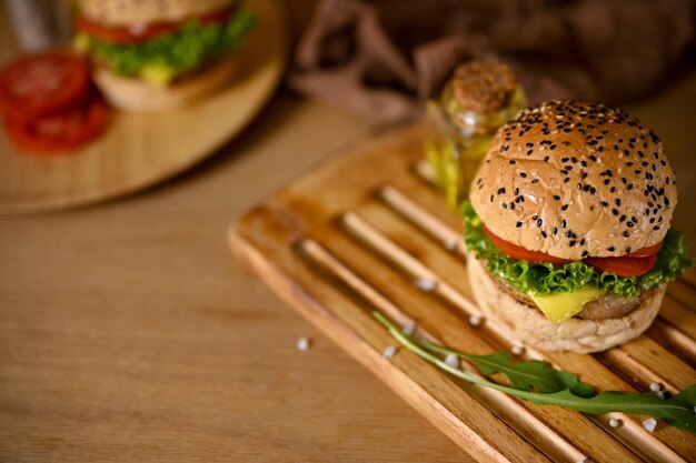 Hamburger di manzo con vassoio in legno su tavolo in legno Hamburger fatti in casa Cibo americano