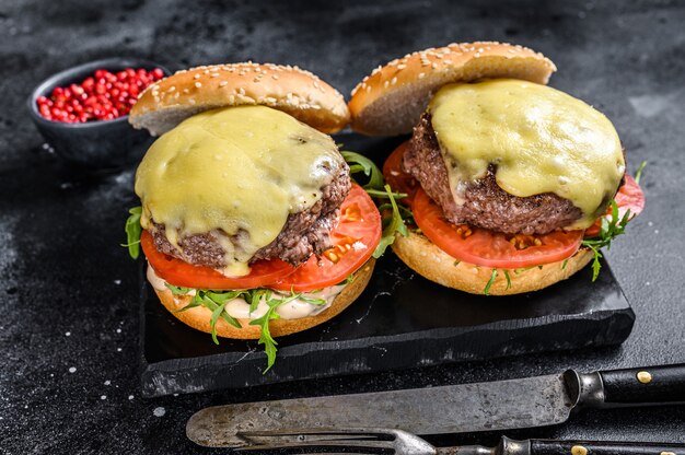 hamburger di manzo fatti in casa con formaggio, verdure e cipolla