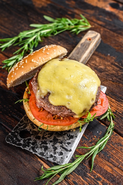 hamburger di manzo fatti in casa con formaggio, verdure e cipolla