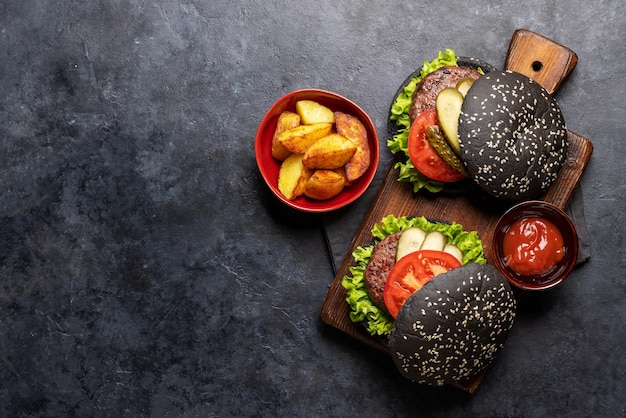 Hamburger di manzo fatti in casa con panini neri