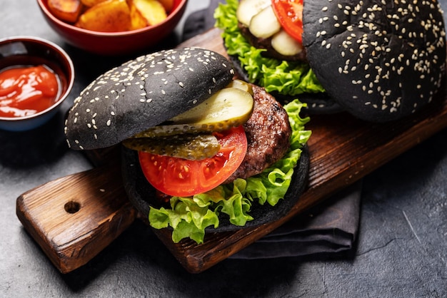 Hamburger di manzo fatti in casa con panini neri