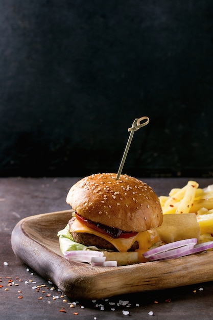 Hamburger di manzo fatto in casa con patatine fritte