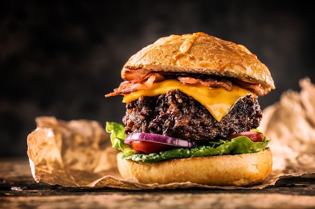 Hamburger di manzo fatto in casa del primo piano sulla tavola di legno.