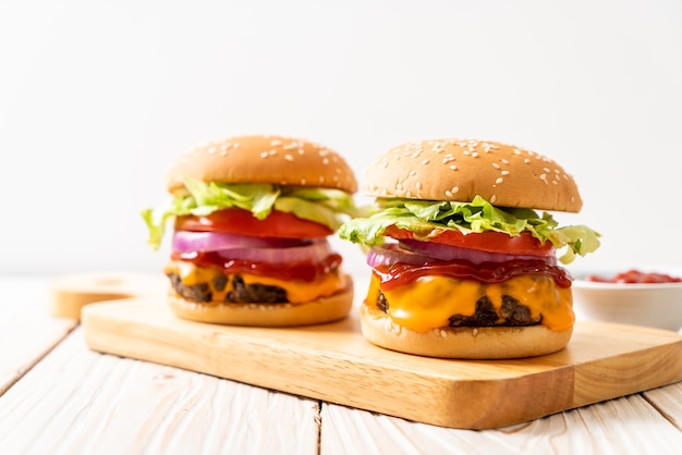 hamburger di manzo fresco gustoso con formaggio e ketchup