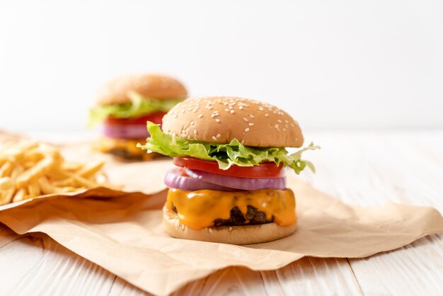 hamburger di manzo fresco gustoso con formaggio e patatine fritte