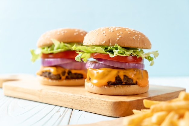 hamburger di manzo fresco gustoso con formaggio e patatine fritte