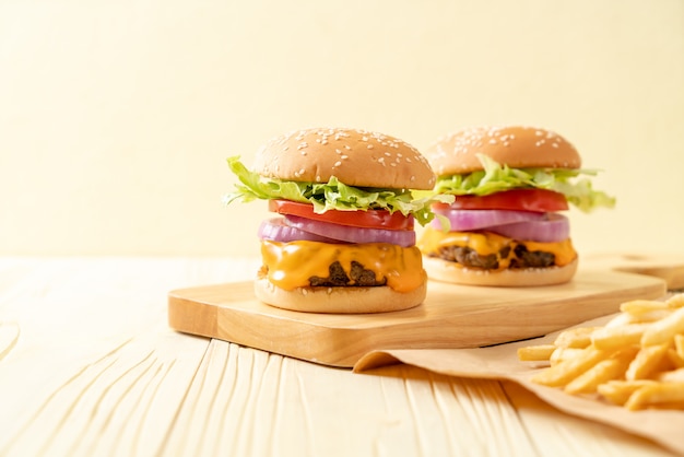 hamburger di manzo fresco gustoso con formaggio e patatine fritte