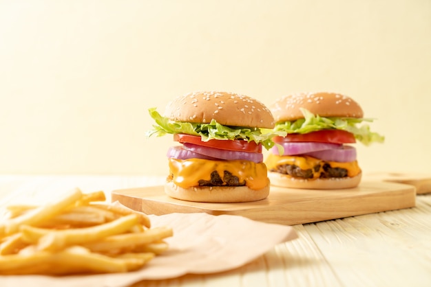 hamburger di manzo fresco gustoso con formaggio e patatine fritte