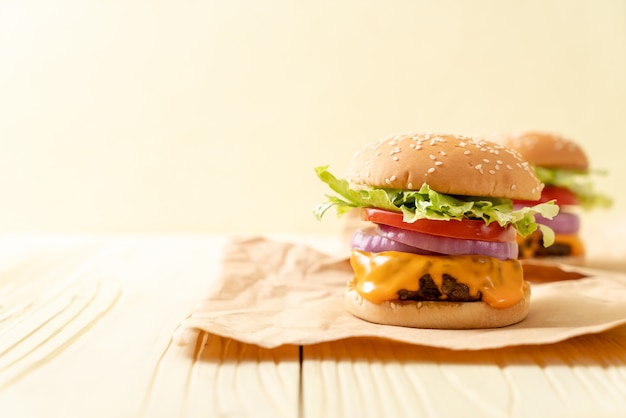 hamburger di manzo fresco gustoso con formaggio e patatine fritte