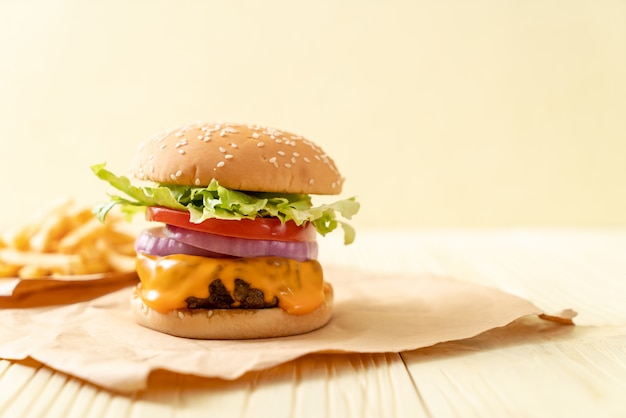 hamburger di manzo fresco gustoso con formaggio e patatine fritte