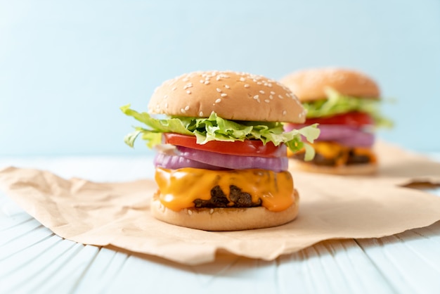 hamburger di manzo fresco gustoso con formaggio e patatine fritte