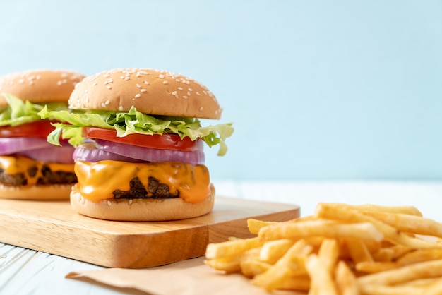 hamburger di manzo fresco gustoso con formaggio e patatine fritte